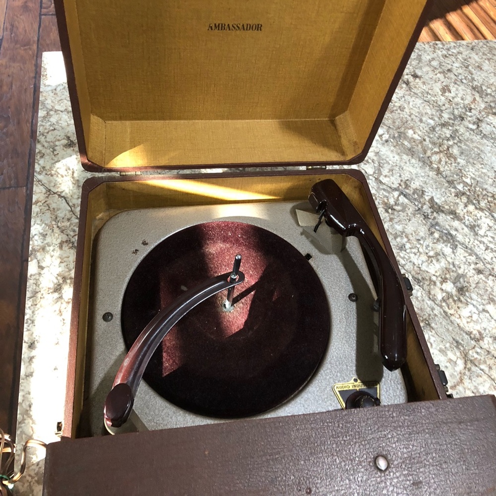 Ambassador Vintage Record Player/AM Radio - Picture 5 of 6